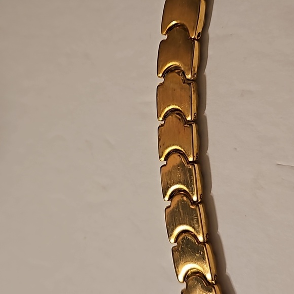 6" China Embossed Linked Goldtone Bracelet - Picture 6 of 7
